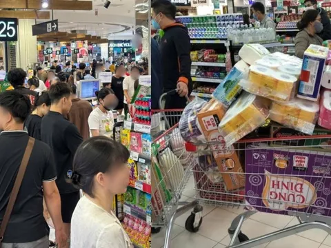 Siêu thị, chợ "thất thủ" trước bão - Tích trữ nhu yếu phẩm sao cho đúng?