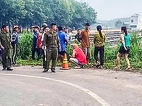 Xe máy lao xuống lề đường văng xa cả chục mét, một người chết