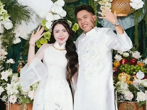 Tiền vệ U23 Việt Nam Võ Hoàng Minh Khoa đính hôn với cô chủ tiệm vàng