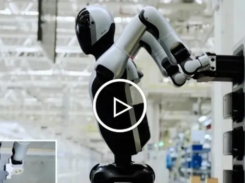 Không cần tắt máy, robot tự thay pin chỉ trong 3 phút