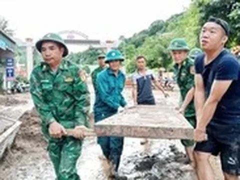 Quân đội, công an dồn lực giúp bà con vùng lũ Nghệ An khắc phục thiệt hại