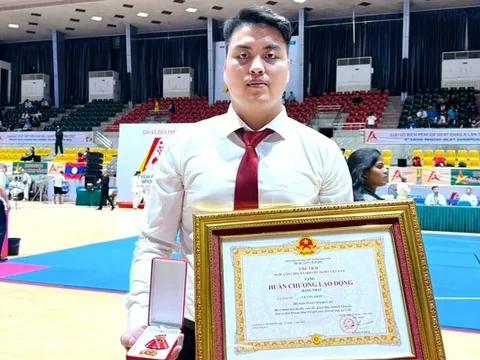 Từ cậu bé mê game đến nhà vô địch thế giới 4 lần, nhận Huân chương Lao động hạng Nhất