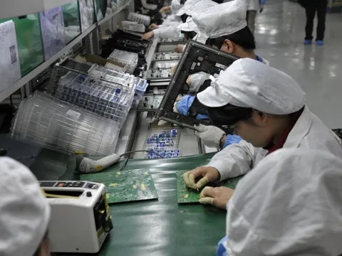 Ngày tàn của công nhân nhà máy: 12 triệu việc làm có thể mất vì những công xưởng chỉ chạy bằng AI và robot, sản xuất 1 điện thoại mỗi 3 giây tại Trung Quốc