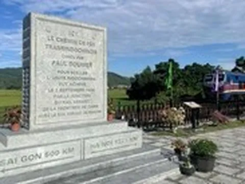 Khôi phục tỉ lệ 1/1 bia ghi dấu mối nối ray cuối cùng đường sắt xuyên Đông Dương