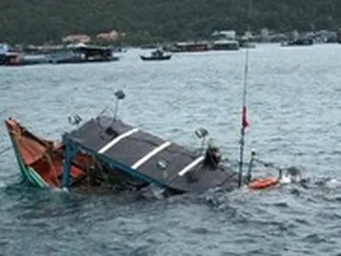 Cứu 9 người trên 2 tàu bị chìm khu vực biển đặc khu Kiên Hải
