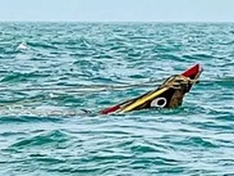 Trục vớt ghe cá bị chìm ở Cần Giờ, hai ngư dân may mắn thoát nạn