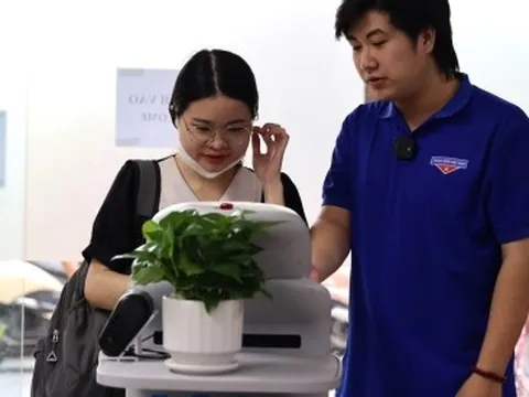 Người dân Hà Nội làm thủ tục hành chính được miễn phí đồ ăn, sử dụng robot lễ tân