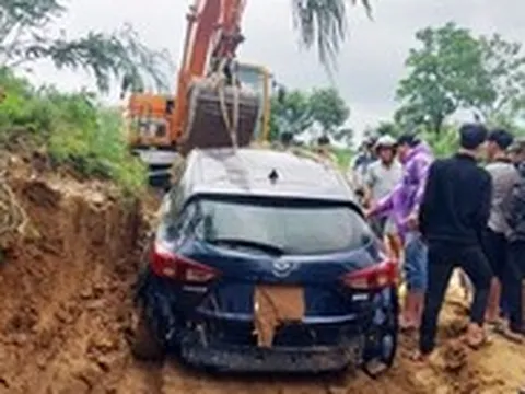 Ô tô chở 4 người bị nước cuốn trôi sau khi vượt rào cảnh báo đã được tìm thấy