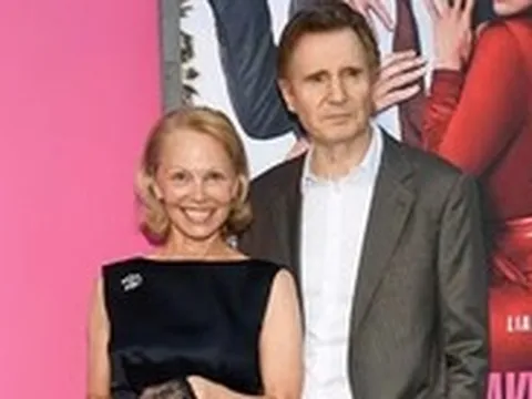 Liam Neeson và Pamela Anderson công khai hẹn hò