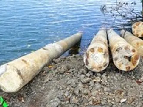 Phường vào cuộc, người dân tự tháo 15 cọc bê tông đóng lấn sông ở TP.HCM