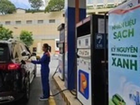 Xăng E10: Người dùng còn 'lạ lẫm' dù giá rẻ hơn, xanh hơn