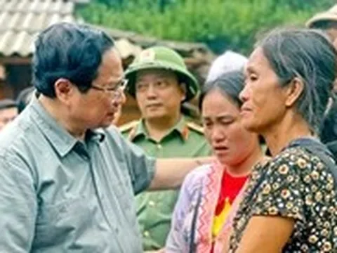 Thủ tướng đến thăm hỏi, động viên bà con các xã bị sạt lở đất tại Điện Biên