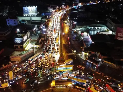 Hình ảnh kẹt xe kéo dài trong mưa dông ở TP.HCM