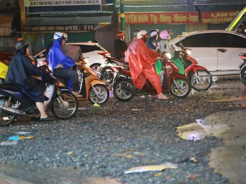 Mưa cuốn đá đường sắt tràn ra đường Phạm Văn Đồng, TP.HCM, kẹt xe kéo dài