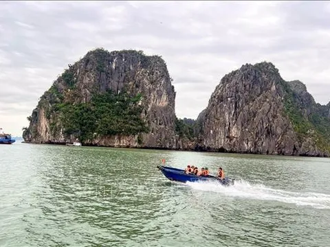 Tàu quân y và xuồng cơ động trực 24/24h trên vịnh Hạ Long
