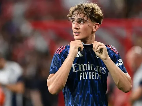 Thần đồng của Arsenal bất ngờ nhận được lời cảnh báo