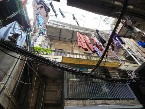 Công trình chồng tầng trái phép sát hồ Gươm bị phạt hơn 100 triệu đồng, không tự tháo dỡ sẽ cưỡng chế