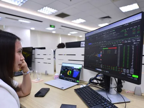 Cổ phiếu ngân hàng: Nửa tăng mạnh, nửa 'ủ sóng'