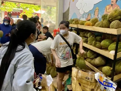 Sầu riêng giá rẻ 'đổ bộ' Hà Nội, 1 ngày bán gần 3 tấn