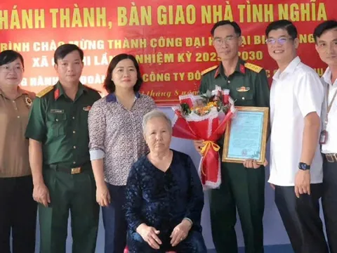 Bàn giao nhà tình nghĩa cho gia đình mẹ Việt Nam Anh hùng Nguyễn Thị Lắng