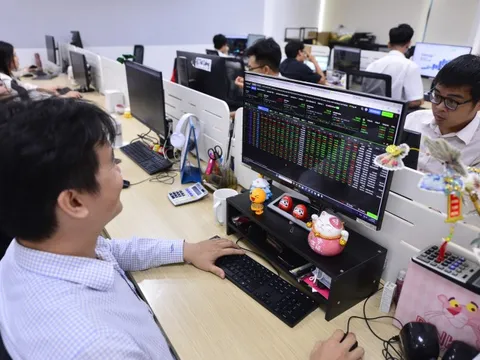 Tiền 'đổ' vào rất nhiều, chứng khoán giảm mạnh rồi lại lên