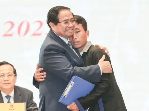 Thủ tướng Phạm Minh Chính động viên Trưởng bản Mùa A Thi cứu 90 người thoát khỏi lũ quét, sạt lở