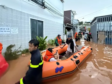 Đà Lạt ngập sâu sau mưa lớn, hàng trăm người phải sơ tán