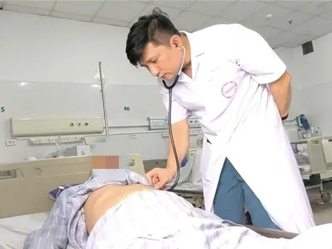 Người đàn ông sốt cao hơn một năm do cùng lúc nhiễm virus, vi khuẩn và nấm