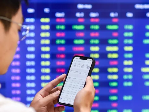 Tin tức sáng 15-8: Khối ngoại bán ròng rất mạnh, phiên VN-Index lập đỉnh mới
