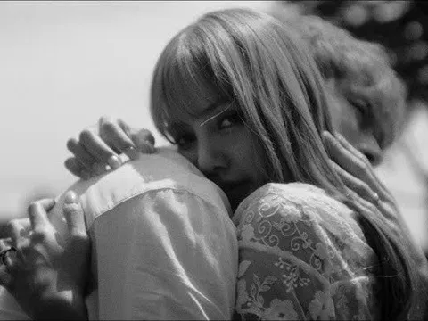 Lisa BlackPink kể chuyện tình day dứt với Sakaguchi Kentaro qua phim ngắn Dream