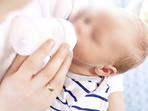 Trẻ mẩn ngứa vùng miệng do dị ứng sữa, bác sĩ cảnh báo