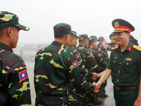 Đón đoàn cán bộ, chiến sĩ Quân đội Lào sang tham gia diễu binh, diễu hành