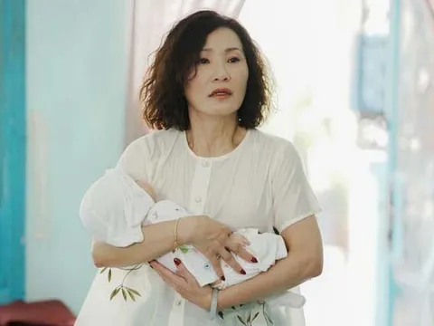 Nghệ sĩ Hồng Đào lên chức "bà ngoại"