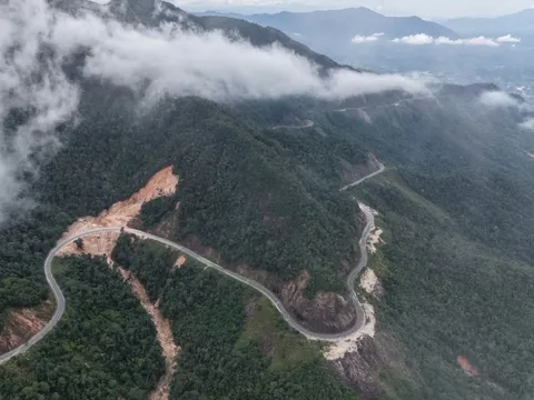 Khánh Lê - Cung đèo hiểm mù sương - Kỳ 3: Đu dây, leo núi, đối mặt rắn độc để mở đèo