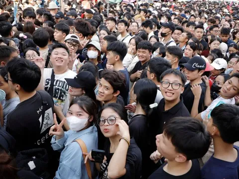 Hàng ngàn người chờ nhận vé 'Việt Nam trong tôi concert'