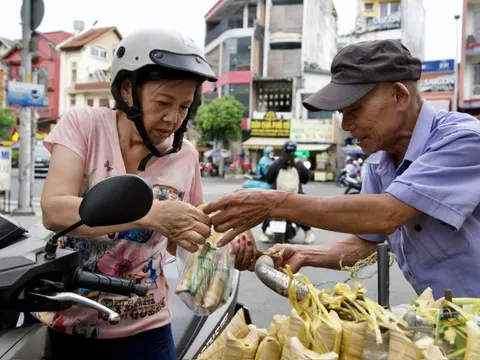 Vượt trăm cây số lên TP.HCM bán bánh mưu sinh