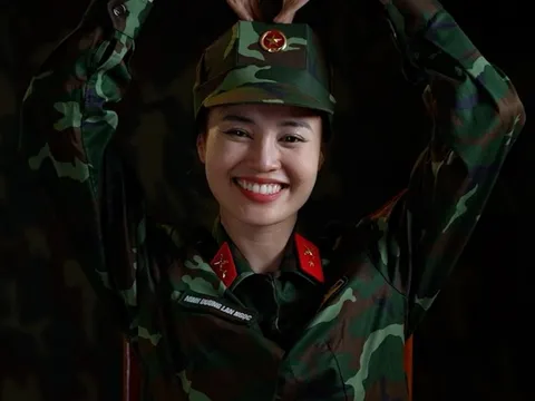 Khi Quốc ca vang lên trong Sao nhập ngũ, màn hình rực cờ đỏ sao vàng