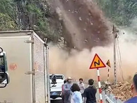 Đá núi sạt lở lấp kín đường độc đạo khi hàng chục người đang có mặt trên đường