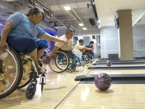 Người khuyết tật chơi bowling: Khi nghị lực lăn tròn cùng quả bóng 8kg