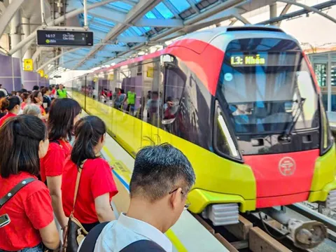 Tăng tần suất, tàu điện Hà Nội chạy tới nửa đêm trong ngày tổng hợp luyện diễu binh 24-8