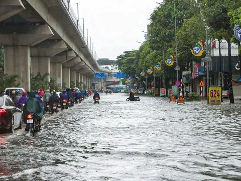 Vì sao loạt tuyến phố Hà Nội ngập trong ‘biển nước’ sáng 26-8?