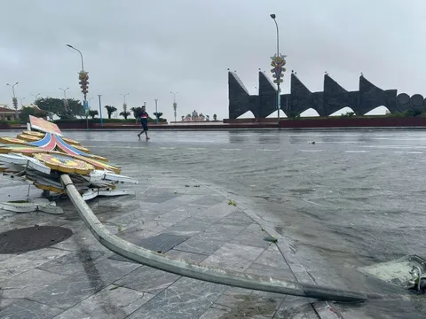 Thủ tướng yêu cầu khẩn trương khôi phục hệ thống điện, viễn thông sau bão số 5