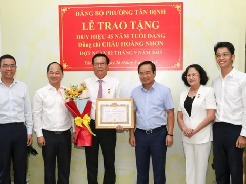 Trao Huy hiệu 45 năm tuổi Đảng cho ông Châu Hoàng Nhơn