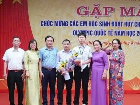 Nghệ An khen thưởng gần 260 triệu đồng cho nam sinh đạt 2 Huy chương Vàng Vật lý