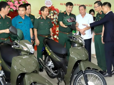 Tổng cục Hậu cần - Kỹ thuật bàn giao hàng trăm mô tô cho ban chỉ huy quân sự cấp xã