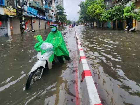 Nhiều tuyến phố ở Hà Nội vẫn đang ngập nặng, dân bì bõm lội nước