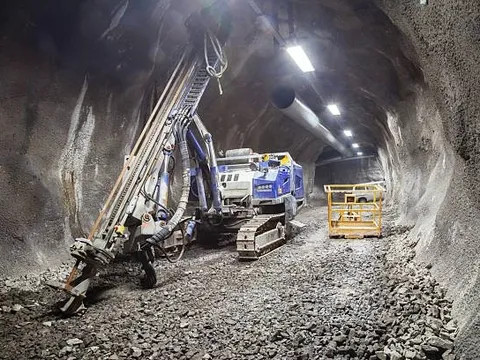 Sập tường nhưng vẫn khoan sâu 9.000m, 41 mũi khoan thất bại, 1 phút sau cả công trường hò reo, “mỏ vàng” được khai mở