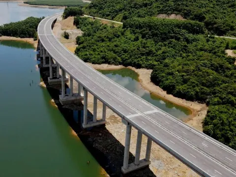 Thông xe cao tốc Vũng Áng - Bùng
