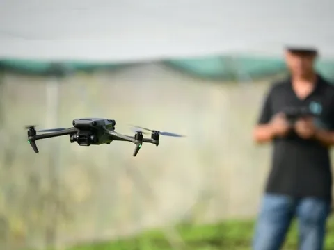 Bay flycam, thả đèn trời ảnh hưởng đến hoạt động bay kỷ niệm A80, Hà Nội yêu cầu xử lý, bắn hạ