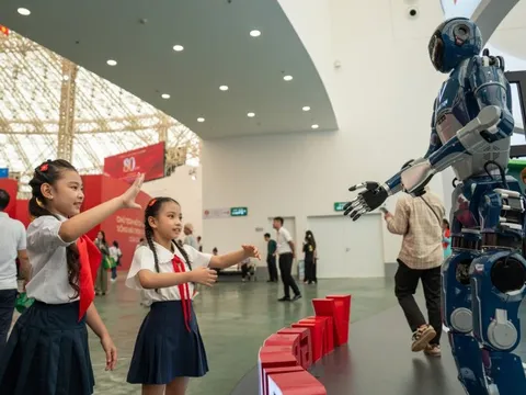 Người dân trầm trồ với xe SUV điện chống đạn, nói chuyện robot tại triển lãm thành tựu đất nước